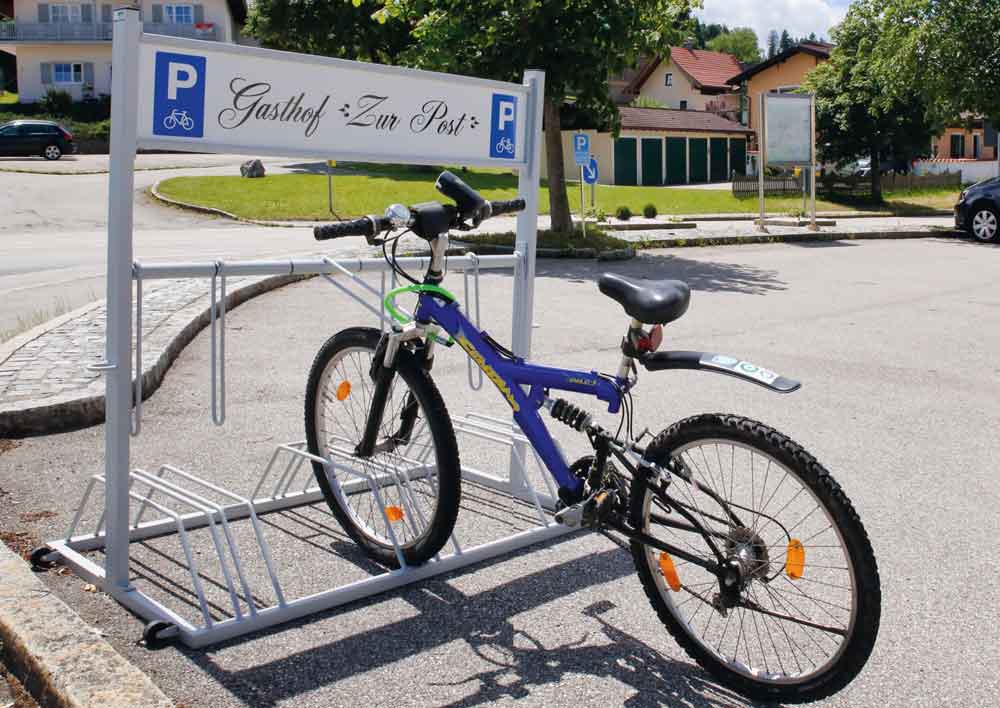 Fahrradwerbeständer vor dem Lokal