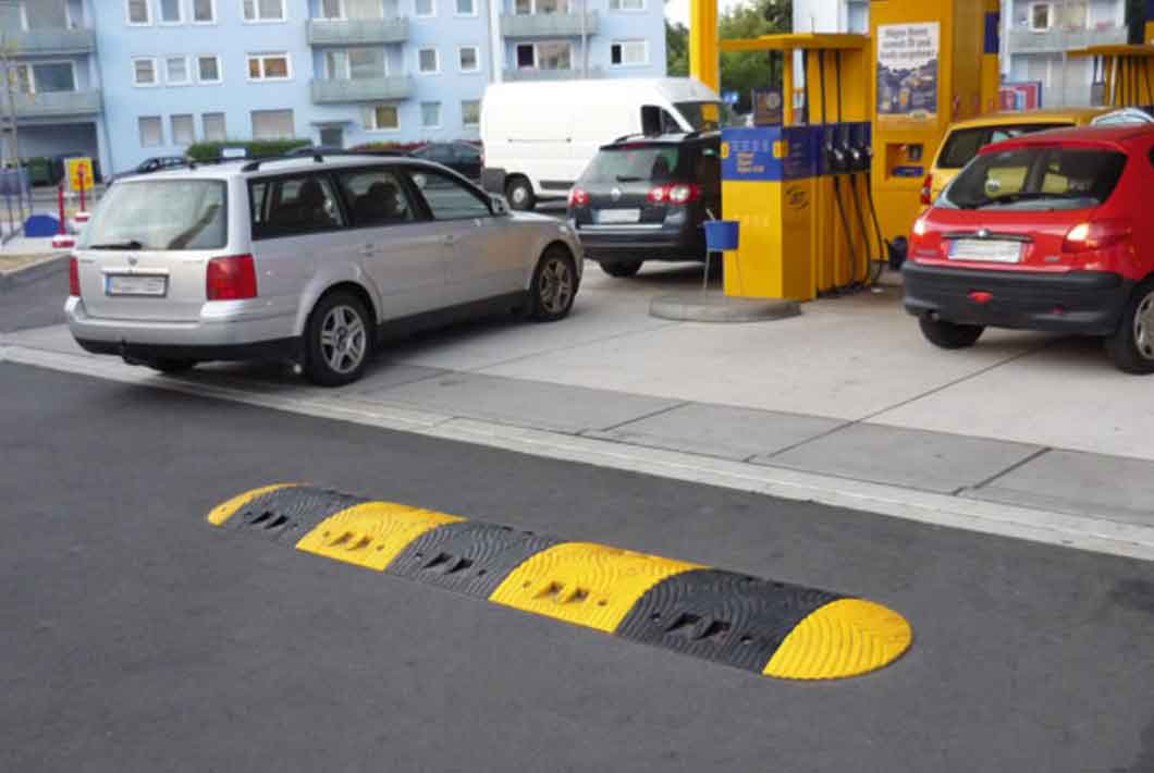 Fahrbahnschwelle an der Tankstelle