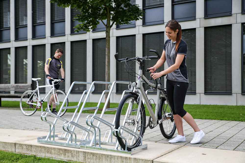 Fahrradstaender vor einem Gebäude